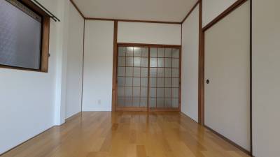 広々とした５．５帖の西側洋室。