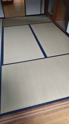 １階６畳間、玄関を入ってすぐの部屋です。新しい畳です。