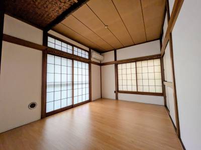 １階和室の壁は漆喰塗り！
エアコン設置済み！照明設置予定！