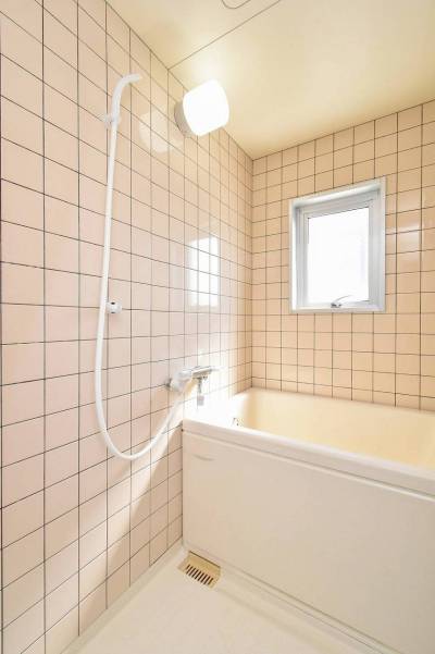 窓の付いているバスルーム