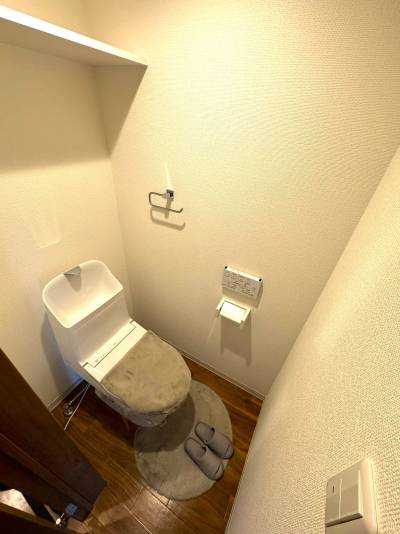 タンク一体型のスッキリしたトイレ♪