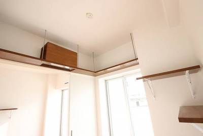 リビングと洋室をつなぐキャットウォーク。洋室にも登り棚有り。