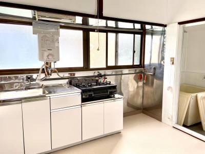 台所　冷蔵庫、洗濯機、電子レンジ完備