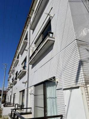 建物南側、液から平坦ですが建物は少し高い