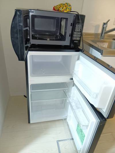備え付けの冷蔵庫と電子レンジです。