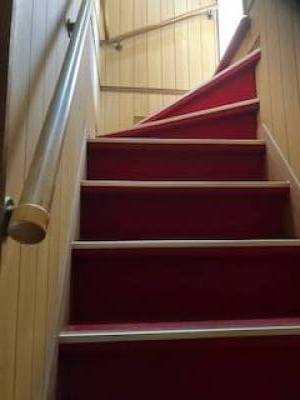 赤いじゅうたん張り
チョット急階段です
