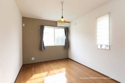 窓から物干しできます。