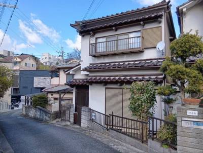 宅配ボックス付きで便利です。