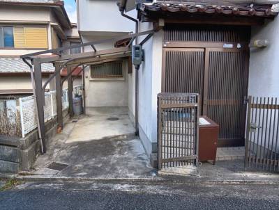 カーポートに車が停められます。