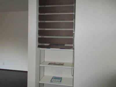 作業スペースとパントリーのあるゆったりキッチン。