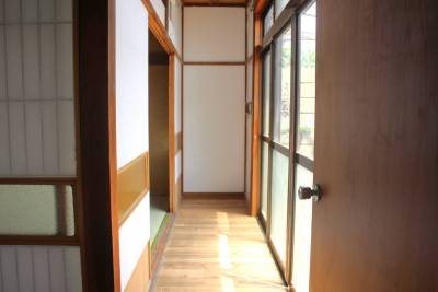 和室の前に広がる縁側でほっこりタイム。