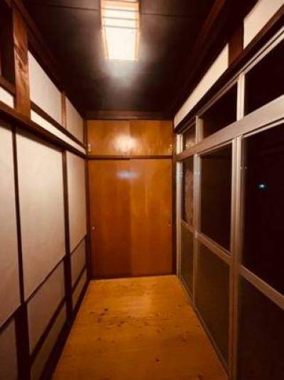 やわらかな光が差し込む、日当たりが良く気持ちの良い広々縁側
