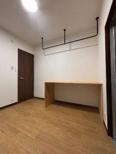 室内干しや見せる収納に便利な備え付けの天吊りアイアンハンガー