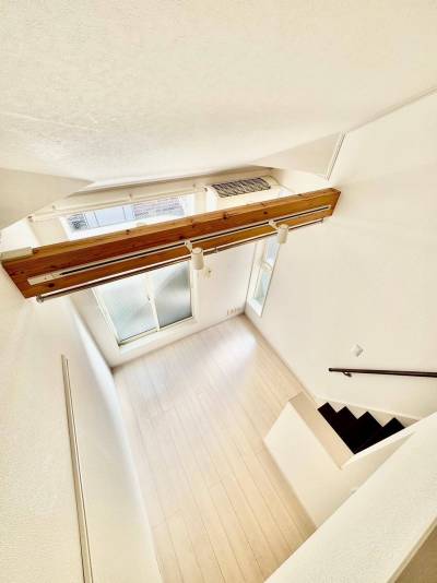 ロフトから見た、部屋全体の風景。広々とした印象です