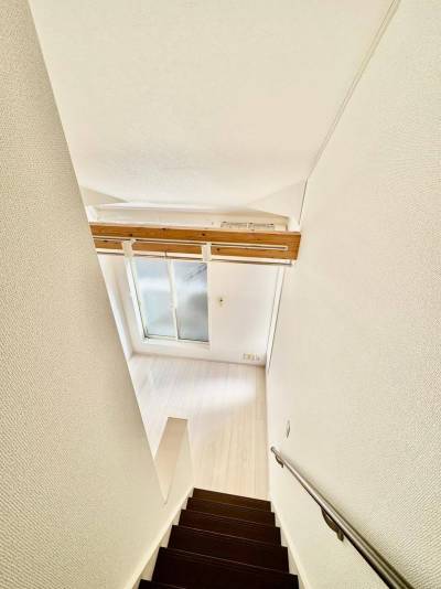 ロフトの階段から見た、下の階の風景です