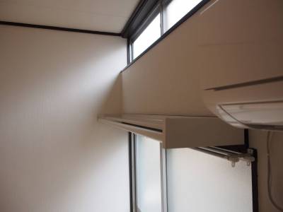 室内物干しの機能を備えた便利な棚です