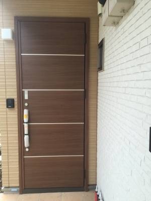 重量感ある戸建て用のカード式キーの玄関ドアです。