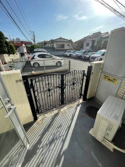 自転車、小さな物置が置けるスペースがあります。