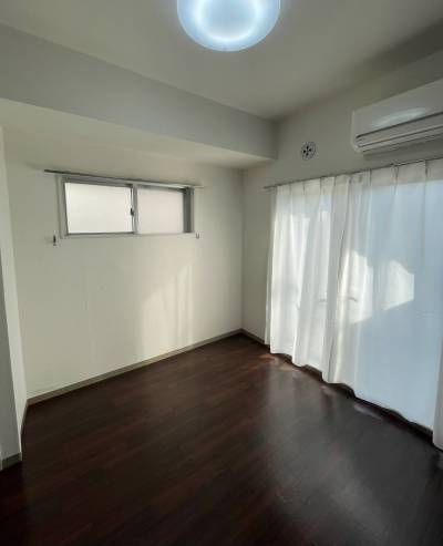 小窓には視線防止フィルムを貼ってあります。