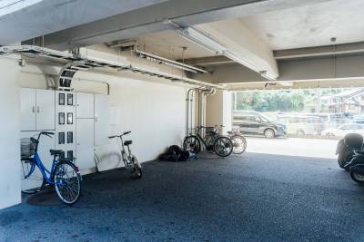 大型バイクも可能な駐輪場（屋根付き）