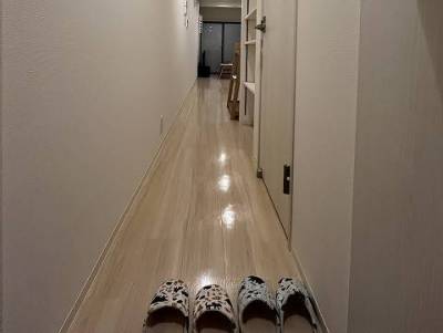 玄関から奥へ続く廊下。