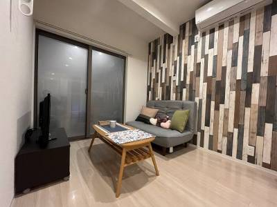 リビング。デザイナーズ壁紙が印象的。