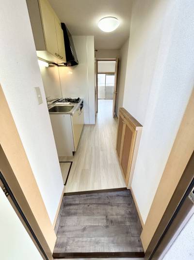 広々玄関には姿見となる大型鏡も備え付けています