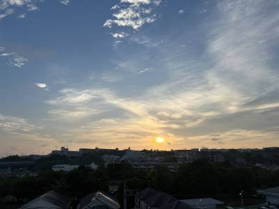 西側窓からの夕暮れ羨望