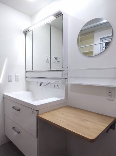 洗濯機と洗面だけでなく作業台もある広くて部屋干しもできる洗面