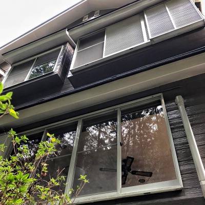 せせらぎ側から見た物件の外観です