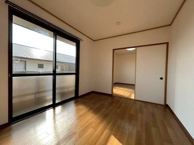 大きな窓で明るい洋室です