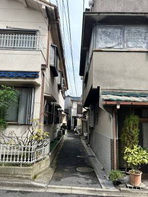 本物件の入口につながる路地。ちょっとノスタルジー。
