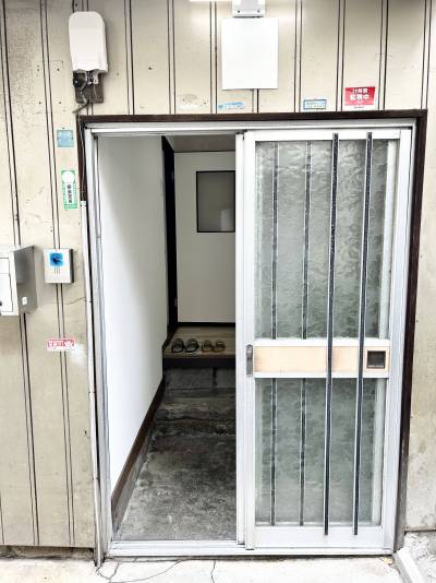 玄関は広く、自転車も入れられます。