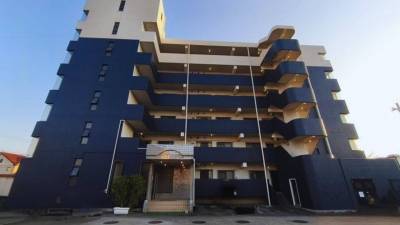 アシコタウン足利近くにそびえたつ、美しいブルーの建物