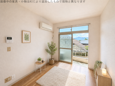 大きな窓から光が差し込む、明るく開放的な洋室です！