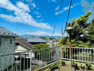 周辺は閑静な住宅街。窓を開けても静かで落ち着いた環境です