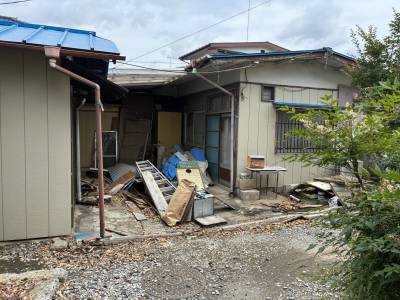 左側と右側の平屋の2棟となります。