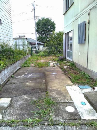 駐車場。縦列2台駐車できます。