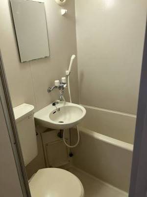 玄関を入って右側にお風呂と洗面台、トイレあり）