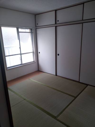 畳の間はいきなりくつろげますね。もっと明るいですよ。