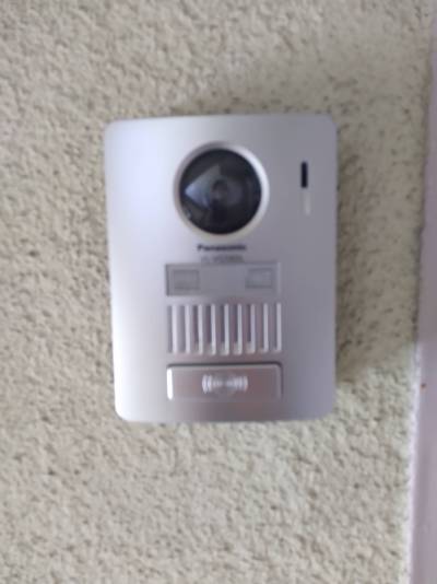 モニター付無線インターホン。親機を持ち歩けます。