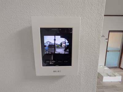 【新品】
来訪者のわかるモニター付インターホン。