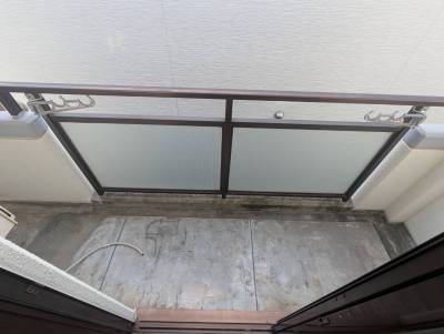 広いバルコニーが付いています。