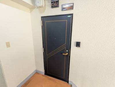 玄関扉です。モニター付きインターホンに交換済みです。