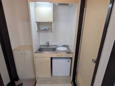 ミニ冷蔵庫完備です。シングルレバー混合栓に交換済みです。