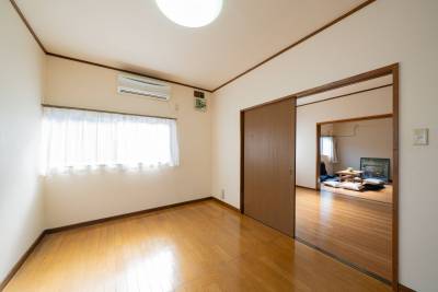 駐車場側6畳洋室（エアコン付き）からLDK（３部屋続き）