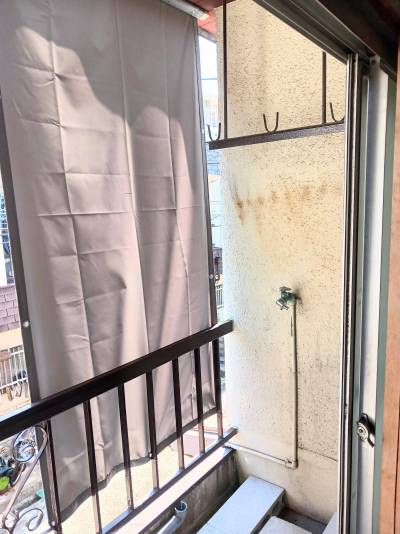 洗濯機置き場は２階のベランダですが日よけシートを張ってます