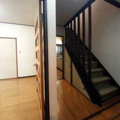 1階洋室ドアと階段
階段下収納
奥はキッチン