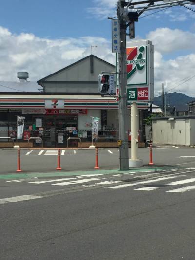 近隣のセブンイレブン　厚木下川入東店　郵便ポストあり。