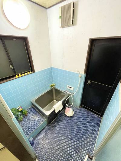 外へ続く扉が有りますので、そのまま浴室へ入れます。